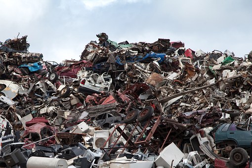 A pile of metal that is in the dirt.